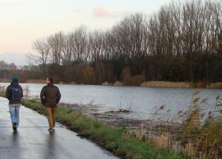 Wandelaars op Schelde dijk