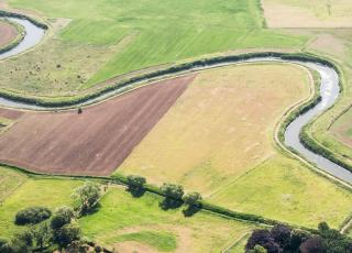  Demer kronkelend door landschap © Annemie Chielens